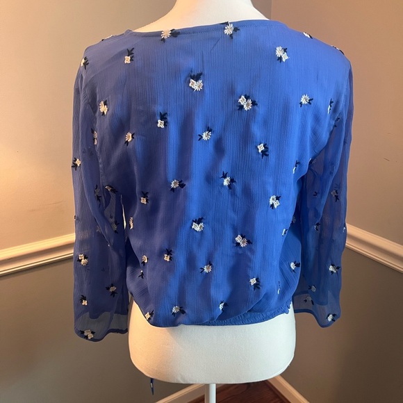 Abercrombie & Fitch Cornflower Blue Wrap Top
Size: Medium - Picture 3 of 9
